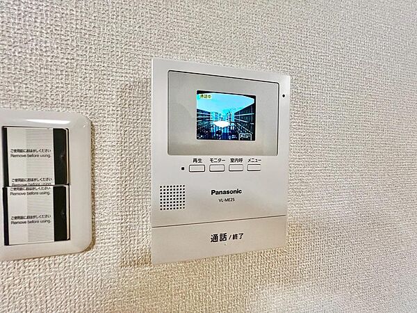 ＴＶモニター付きインターホンですので、突然の来客時にも外の様子が確認できて安心です♪
