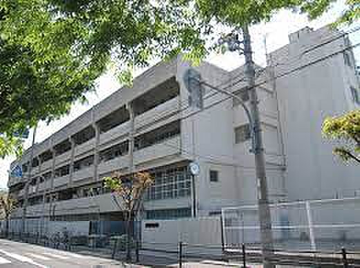 陵西中学校まで徒歩１４分