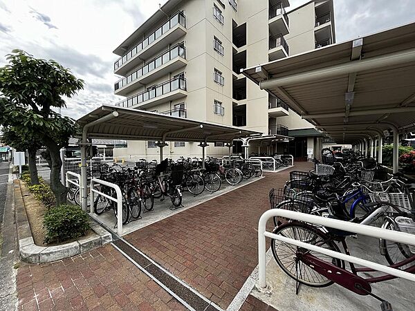 駐輪場に屋根があるので、雨の日に自転車が濡れにくく嬉しいですね！