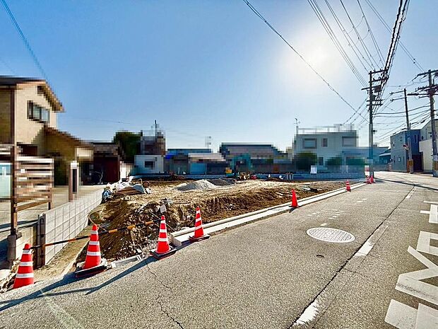 【24時間換気システム】窓を開けなくても外気の空気を室内に入れ、室内の空気を外に排出してくれるのでいつでも快適な室内です♪