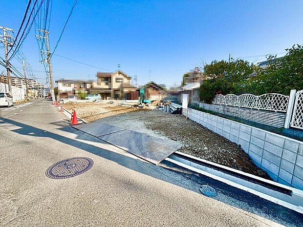 小物の収納力が高い三面鏡の洗面台です!シャワー付ですので、朝の身支度の忙しい時間に重宝しますね♪