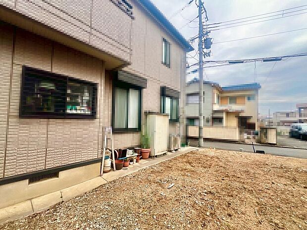 家族を身近に感じる対面式キッチンです!3口コンロ・浄水器付きのシステムキッチンです♪パントリーがあるので、ストックや保存食など沢山収納できます!