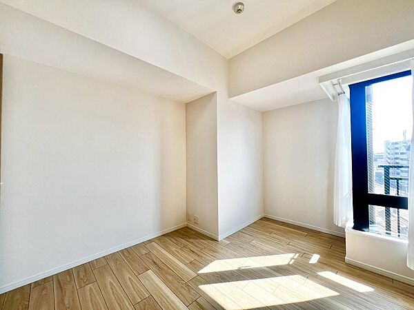 穏やかな光が差し込む室内には、穏やかな時間が流れます。休日には、落ち着いた空間で自分の趣味を楽しむのはいかがですか。