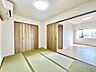 和室：【和室ありますよ】一息つく時の癒しの空間や客間にも使えますね♪リビングの横にあるので、お子様のお昼寝場所にも良いですね♪