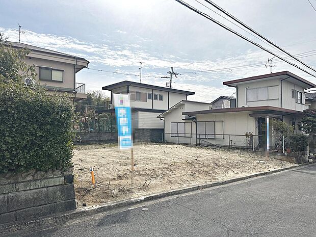 【浴室乾燥機付きです】一坪以上の浴室でのびのび一日の疲れを癒して下さいね!浴室に窓が付いているので、換気ができて湿気やカビ防止になりますよ♪