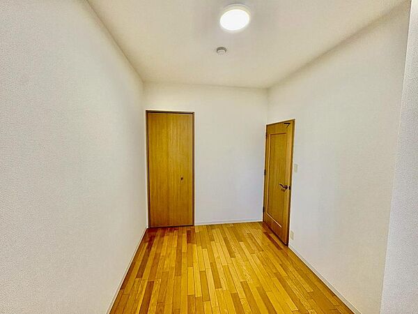 【クローゼット】お部屋を広く利用するために必須なクローゼットが全室付いています♪もちろんお荷物を収納されても良しの勝手の良いクローゼットは嬉しいですね♪