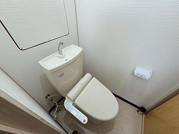 温水便座洗浄便座ですので、寒い日も温かい便座で安心して使用していただけますよ！