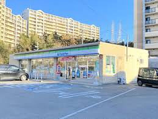 ファミリーマート和泉室堂北店まで徒歩２分