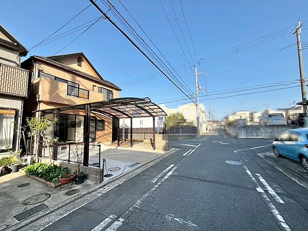 前面道路南側約６ｍ！東側約８ｍ！車が苦手な方も安心ですね！