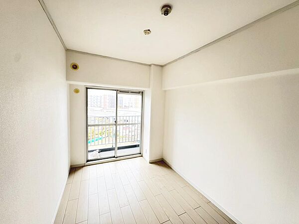 【洋室】クロス貼替えてます！綺麗な壁や床で室内が明るくなりますね！爽やかな気分でお過ごしいただけますよ♪
