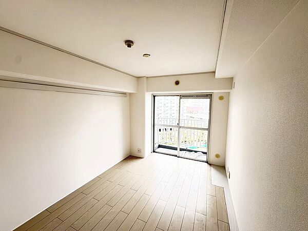 【洋室】穏やかな光が差し込む室内には、穏やかな時間が流れます♪休日には、落ち着いた空間で自分の趣味を楽しむのはいかがですか♪