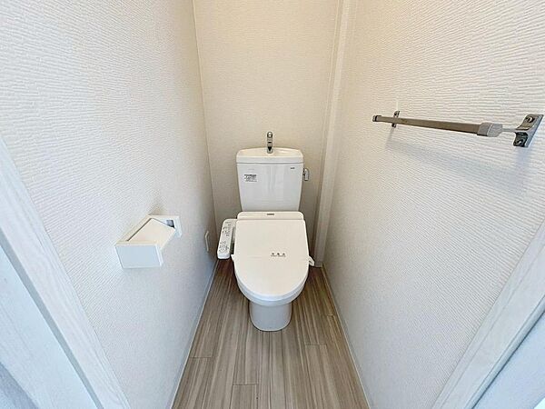 【トイレ新調】温水便座洗浄便座ですので、寒い日も温かい便座で安心して使用していただけますよ！
