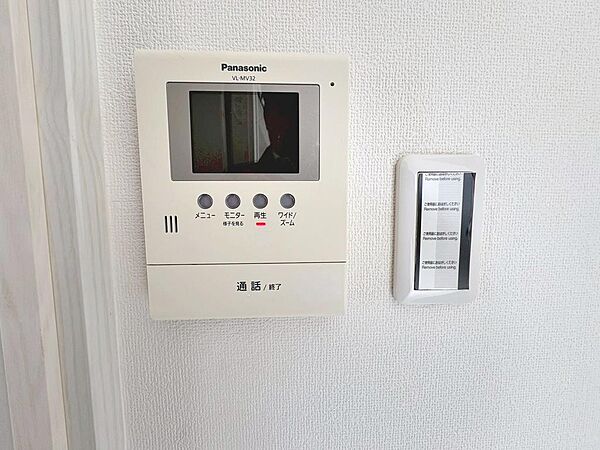 ＴＶモニター付きインターホンですので、突然の来客時にも外の様子が確認できて安心です！