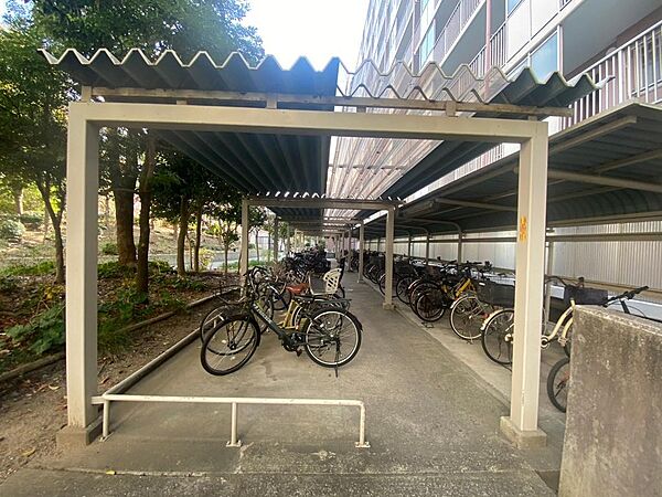 【駐輪場】屋根ございますので、雨で自転車が濡れないのは、嬉しいポイントですね！