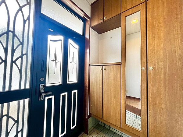 ゆとりの玄関ですよ！シューズボックスございますので、散らかりがちな玄関も片付きますね！