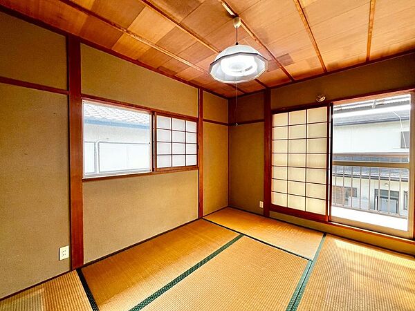 お子様と遊んだり、お客様を泊めたり、ゲストルームとしても利用できる和室♪タタミの良い香りがします♪