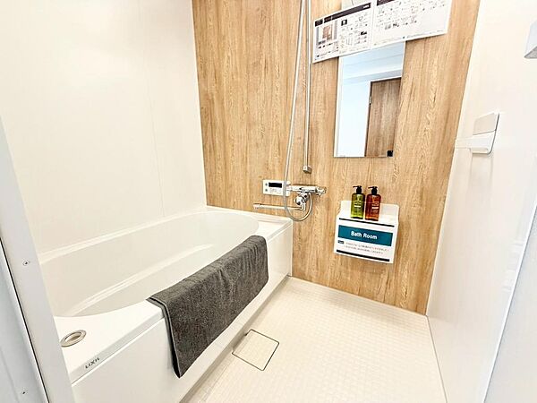 ゆったりとくつろげる綺麗な浴室ですよ！時間短縮でシャワーだけの方も多いですが、一日の疲れを癒すため湯船に浸かれば心身ともにリラックスできますね♪