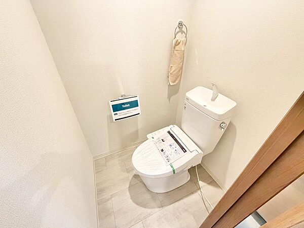温水便座洗浄便座ですので、寒い日も温かい便座で安心して使用していただけますよ！