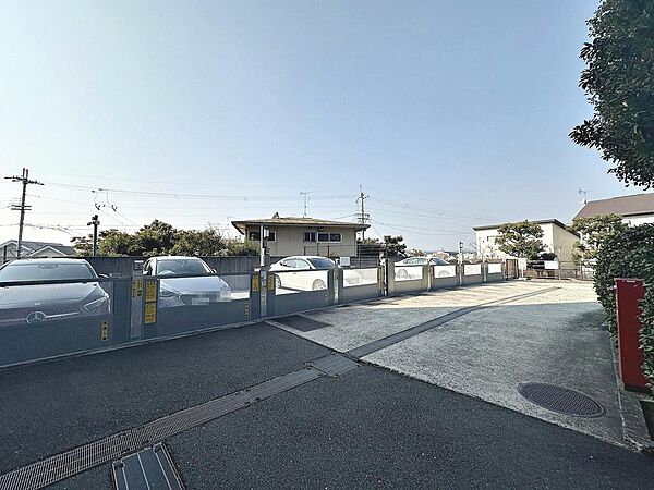敷地内駐車場空きありますよ（月額9000円）！愛車の置き場所に困りませんね♪