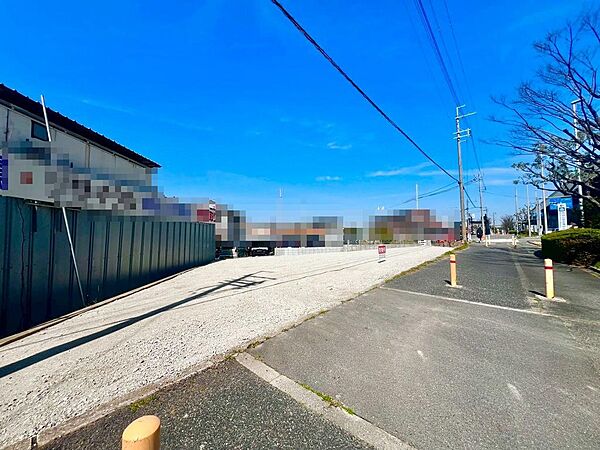 【前面道路】道路幅約１８ｍ！運転が苦手な方も安心ですね♪