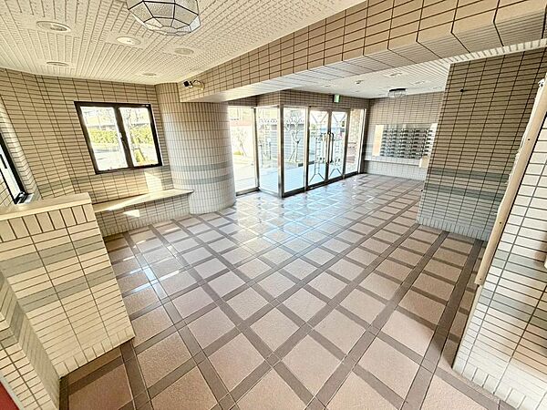 管理が行き届いたマンションエントランスです♪