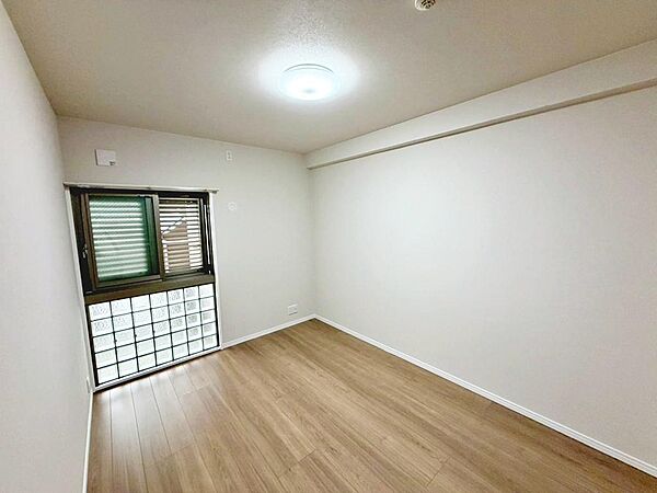 クロス・フローリング張替！綺麗な壁や床で室内が明るくなりますね！爽やかな気分でお過ごしいただけますよ！