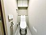 トイレ：【温水洗浄便座付きトイレ新調】寒い日は特に助かる温水洗浄便座付きトイレです！棚がございますので、トイレットペーパーなどの置き場所に困らないですね！