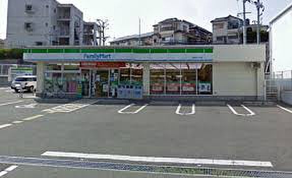 ファミリーマート伏屋町３丁目店まで徒歩５分
