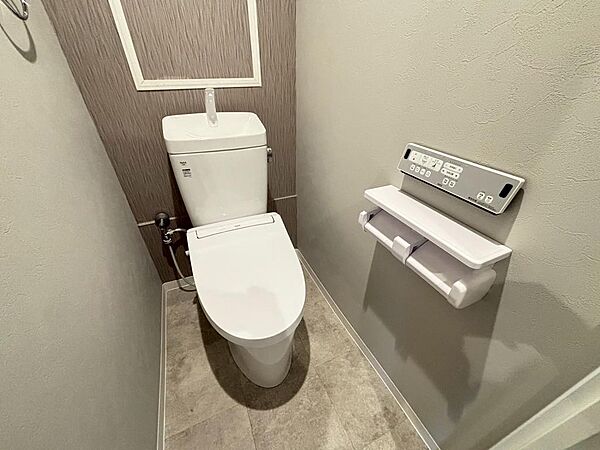 温水便座洗浄便座ですので、寒い日も温かい便座で安心して使用していただけますよ！