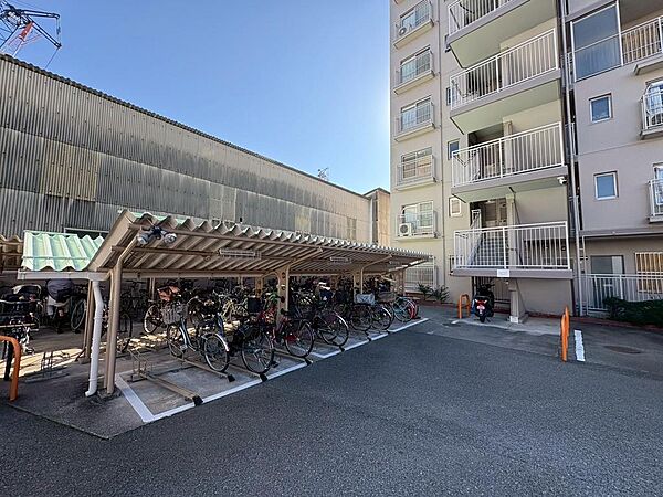 【駐輪場】屋根ございますので、雨で自転車が濡れないのは、嬉しいポイントですね！