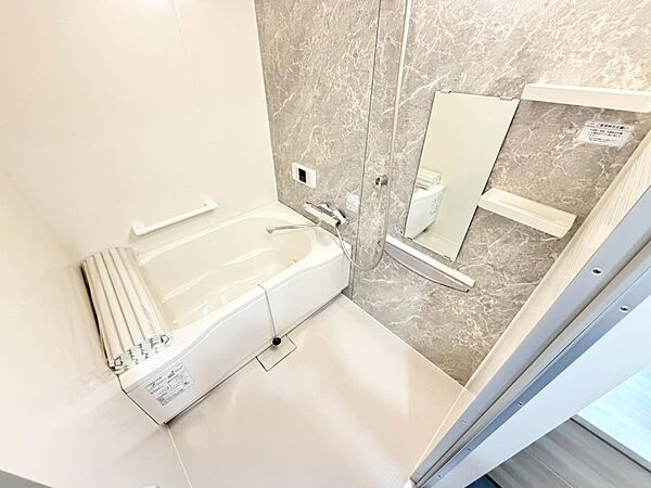 【お風呂も新調済】綺麗なお風呂で一日の疲れをゆっくりと癒してくださいね♪浴室乾燥機付きですので、雨の日の洗濯物も安心ですね！