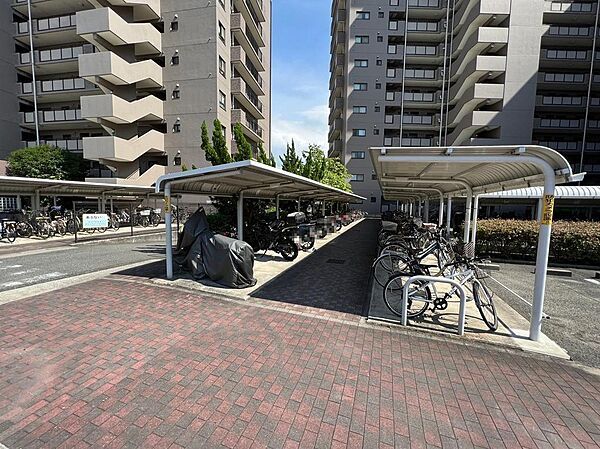 【駐輪場】屋根ございますので、雨で自転車が濡れないのは、嬉しいポイントですね！