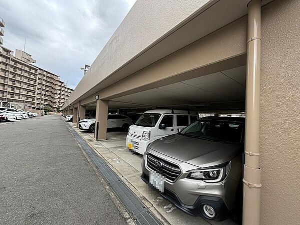 【駐車場】敷地内駐車場（月額：7500円～11000円）ございますよ！空き状況確認必要です！詳しくは担当までお問い合わせください！