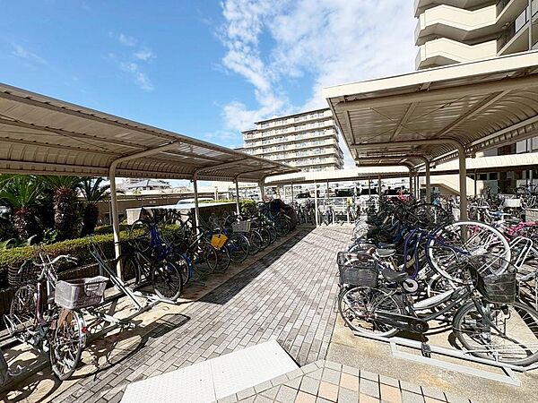 駐輪場に屋根があるので、雨の日に自転車が濡れにくく嬉しいですね！