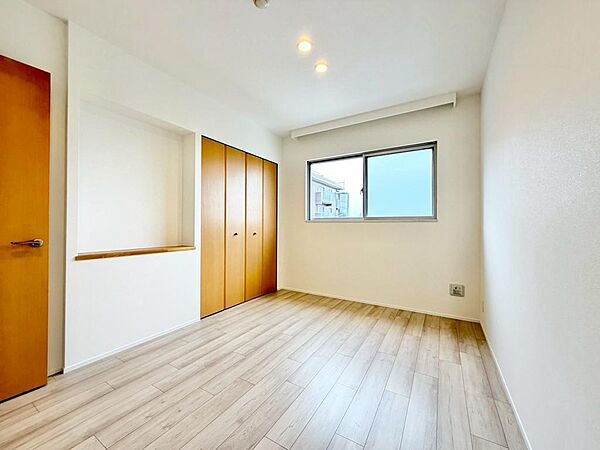 小物を置けるスペースもありますので、自分好みのお部屋に出来ます♪