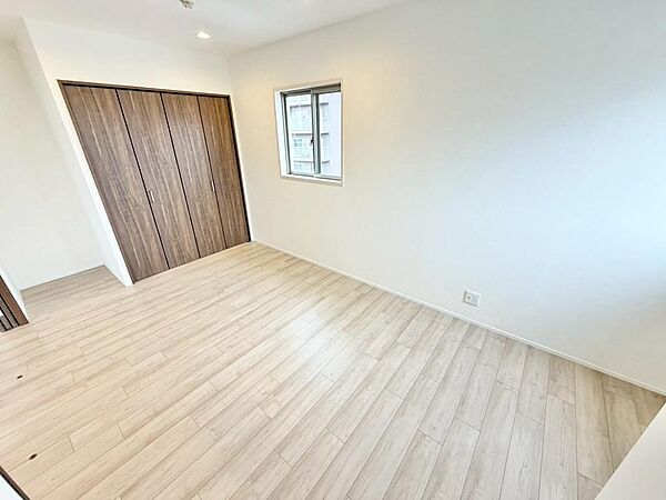 【クローゼット】お部屋を広く利用するために必須なクローゼットが全室付いています♪もちろんお荷物を収納されても良しの勝手の良いクローゼットは嬉しいですね♪