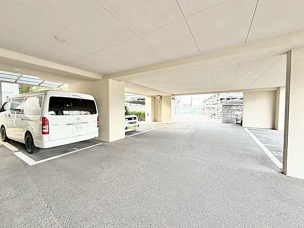 【駐車場】敷地内駐車場（月額：5200円～8000円）ございますよ！空き状況確認必要です！詳しくは担当までお問い合わせください！