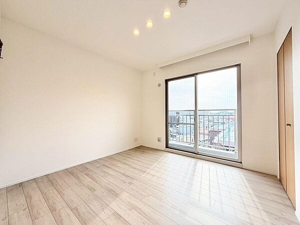 【洋室】穏やかな光が差し込む室内には、穏やかな時間が流れます。休日には、落ち着いた空間で自分の趣味を楽しむのはいかがですか。