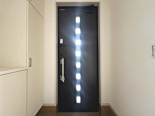 玄関にシューズボックスありますよ！玄関周りもスッキリ片付きますね♪