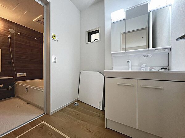 ゆとりのある洗面室ですよ♪朝の身支度もスムーズにできますね！キッチンの横に洗面室があるので、家事の効率も上がりますね♪