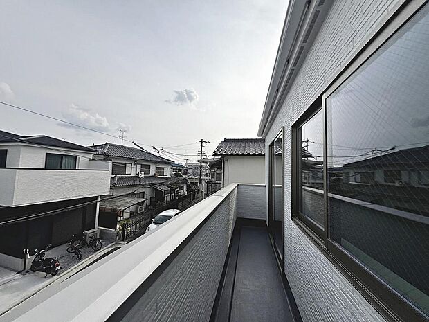 南面バルコニーですので、日当り良好で洗濯物が良く乾きそうですね！