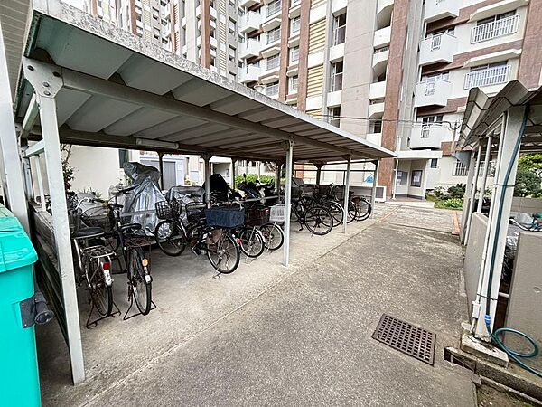 駐輪場に屋根があるので、雨の日に自転車が濡れにくく嬉しいですね！