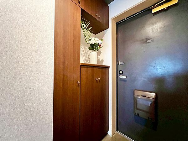 玄関にシューズボックスありますよ♪玄関周りもスッキリ片付きますね！