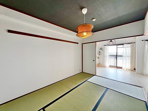 約６帖の和室はリビングに隣接してますので、繋げると広々お使い頂けますよ！来客時にも嬉しいですね！