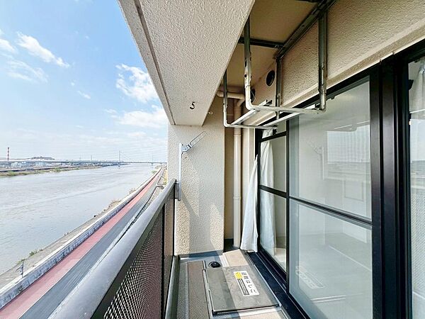ワイドバルコニーですので、洗濯物が干しやすいですよ！