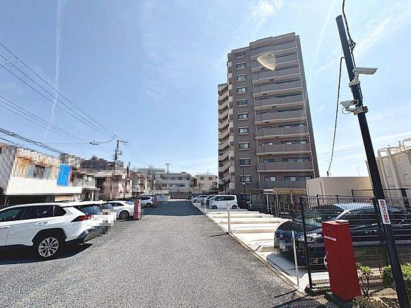 敷地内駐車場ありますよ（月額9000円～12000円）！愛車の置き場所に困りませんね♪空き状況は要確認です！