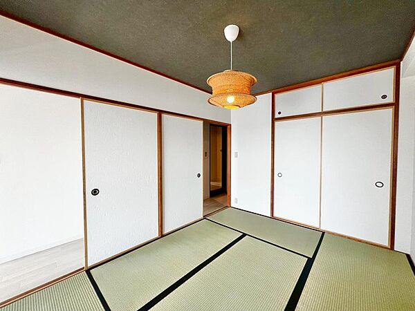 お子様と遊んだり、お客様を泊めたり、ゲストルームとしても利用できる和室♪タタミの良い香りがします♪