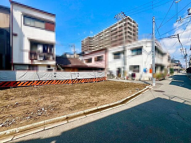 【南・北・東向きの三方道路！日当り・通風良好】たっぷりの陽光に包まれる明るい住まいに気持ちも明るくなりますね♪