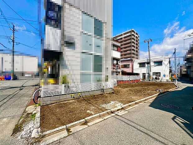 ＬＤＫ約１８帖！家族を身近に感じるリビング階段です♪２面採光の明るくゆとりのあるリビングは家族が自然に集まる空間になりますね♪