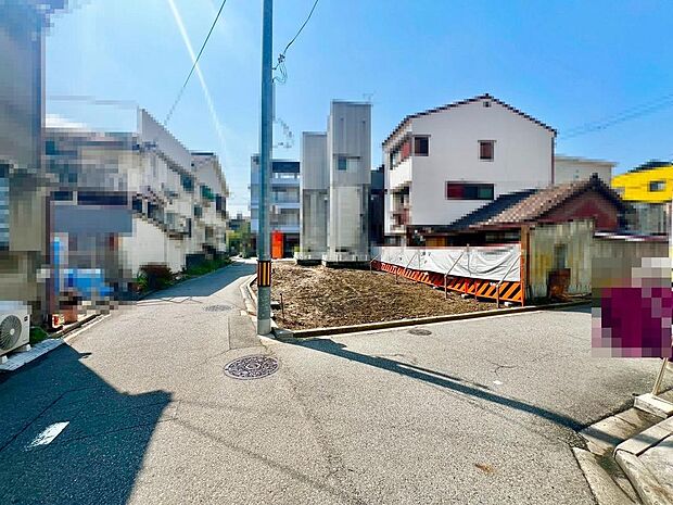 食器洗浄機付きのシステムキッチン！対面式を採用したキッチンですので、リビングで寛ぐご家族をいつも感じられます！会話を楽しみながら家事ができますね♪